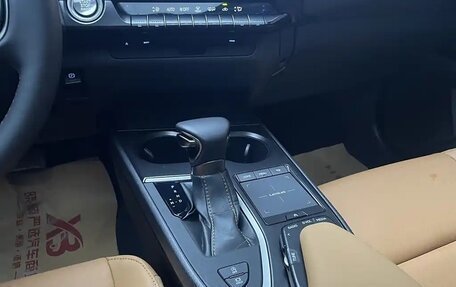 Lexus UX I, 2022 год, 3 550 000 рублей, 12 фотография