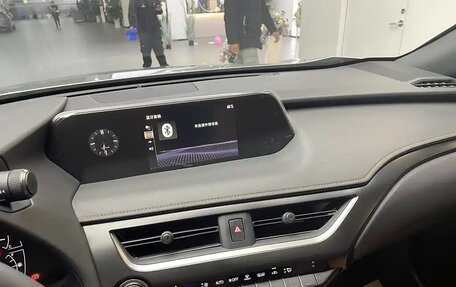 Lexus UX I, 2022 год, 3 550 000 рублей, 11 фотография