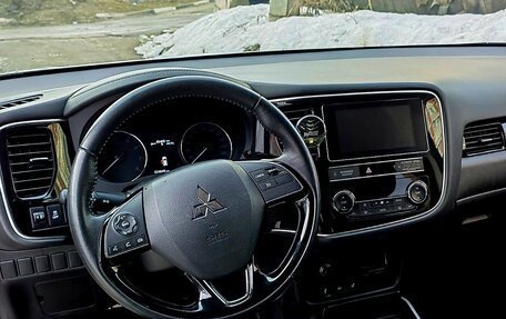 Mitsubishi Outlander III рестайлинг 3, 2018 год, 2 830 000 рублей, 10 фотография