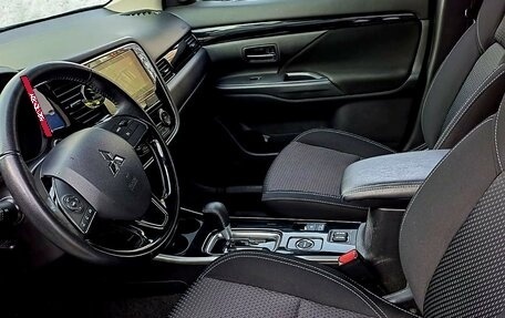 Mitsubishi Outlander III рестайлинг 3, 2018 год, 2 830 000 рублей, 8 фотография