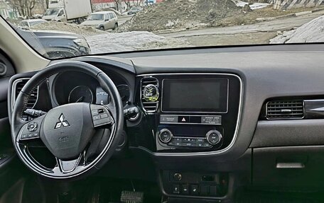 Mitsubishi Outlander III рестайлинг 3, 2018 год, 2 830 000 рублей, 12 фотография