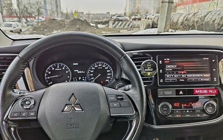 Mitsubishi Outlander III рестайлинг 3, 2018 год, 2 830 000 рублей, 14 фотография