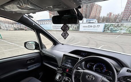 Toyota Noah III, 2017 год, 2 290 000 рублей, 7 фотография