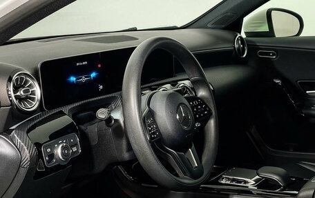 Mercedes-Benz A-Класс, 2018 год, 2 990 000 рублей, 13 фотография