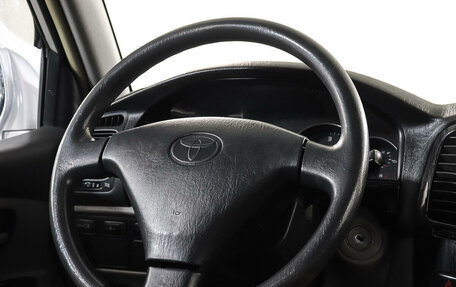 Toyota Land Cruiser 100 рестайлинг 2, 2004 год, 2 390 000 рублей, 14 фотография
