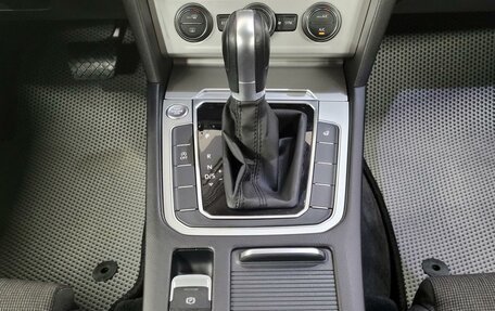 Volkswagen Passat B8 рестайлинг, 2017 год, 1 860 000 рублей, 14 фотография