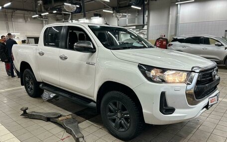 Toyota Hilux VIII, 2020 год, 4 890 000 рублей, 8 фотография