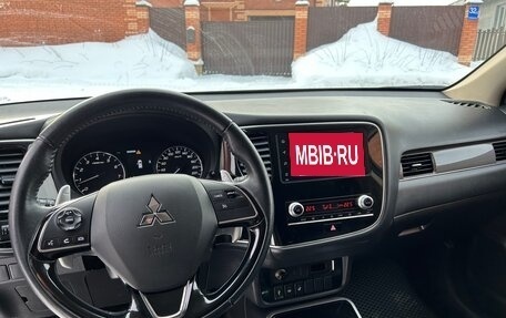 Mitsubishi Outlander III рестайлинг 3, 2021 год, 4 100 000 рублей, 9 фотография