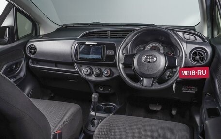 Toyota Vitz, 2019 год, 1 419 000 рублей, 6 фотография