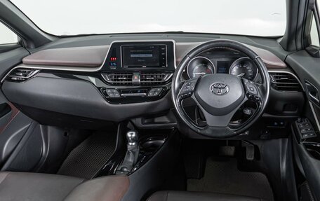 Toyota C-HR I рестайлинг, 2017 год, 2 310 000 рублей, 9 фотография