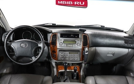Toyota Land Cruiser 100 рестайлинг 2, 2004 год, 2 268 000 рублей, 12 фотография