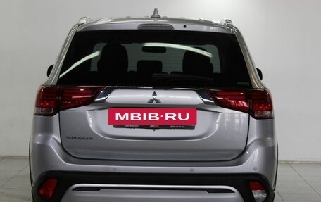 Mitsubishi Outlander III рестайлинг 3, 2021 год, 2 990 000 рублей, 6 фотография