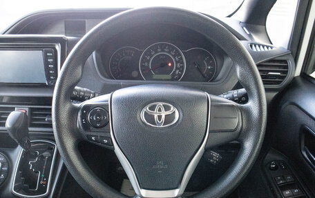 Toyota Voxy III, 2018 год, 2 649 000 рублей, 10 фотография