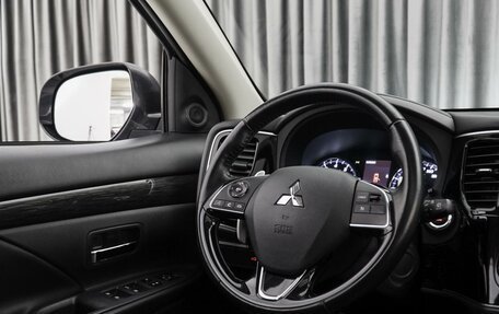 Mitsubishi Outlander III рестайлинг 3, 2016 год, 2 499 000 рублей, 9 фотография