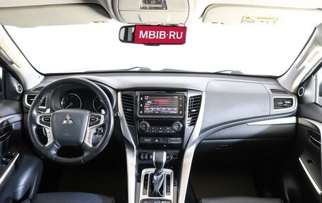 Mitsubishi Pajero Sport III рестайлинг, 2017 год, 3 097 000 рублей, 12 фотография