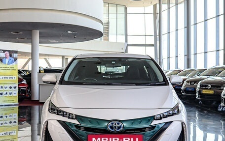 Toyota Prius IV XW50, 2017 год, 2 099 000 рублей, 3 фотография