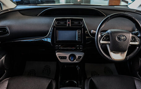 Toyota Prius IV XW50, 2017 год, 2 099 000 рублей, 11 фотография