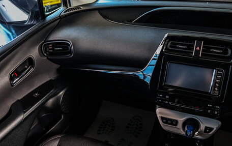 Toyota Prius IV XW50, 2017 год, 2 099 000 рублей, 12 фотография