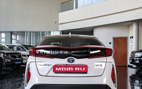 Toyota Prius IV XW50, 2017 год, 2 099 000 рублей, 6 фотография