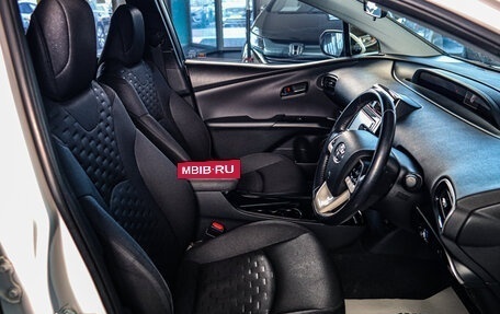 Toyota Prius IV XW50, 2017 год, 2 099 000 рублей, 8 фотография