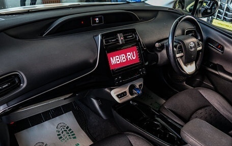 Toyota Prius IV XW50, 2017 год, 2 099 000 рублей, 13 фотография