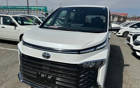 Toyota Voxy, 2023 год, 4 370 000 рублей, 3 фотография