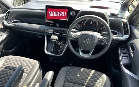 Toyota Voxy, 2023 год, 4 370 000 рублей, 16 фотография