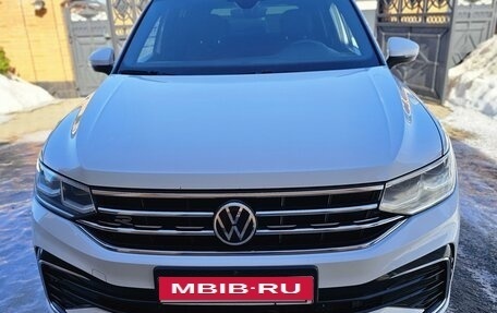 Volkswagen Tiguan II, 2021 год, 3 700 000 рублей, 2 фотография