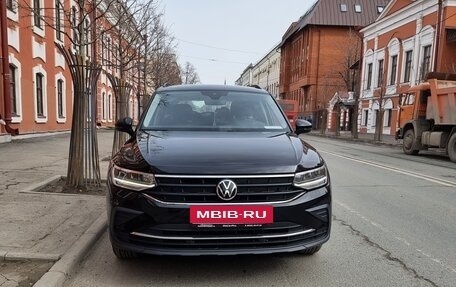 Volkswagen Tiguan II, 2022 год, 3 700 000 рублей, 3 фотография