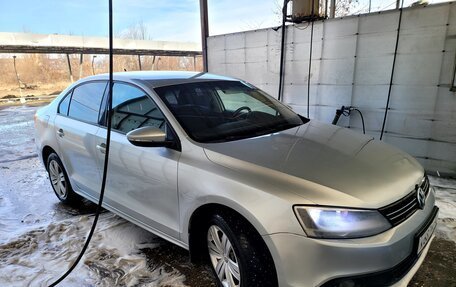 Volkswagen Jetta VI, 2013 год, 880 000 рублей, 2 фотография