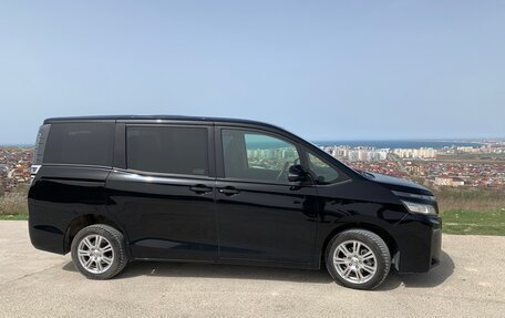 Toyota Voxy III, 2019 год, 2 750 000 рублей, 3 фотография