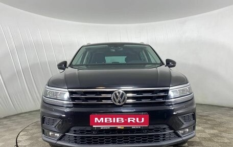 Volkswagen Tiguan II, 2018 год, 2 499 000 рублей, 2 фотография