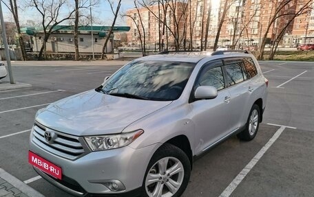 Toyota Highlander III, 2013 год, 2 350 000 рублей, 2 фотография