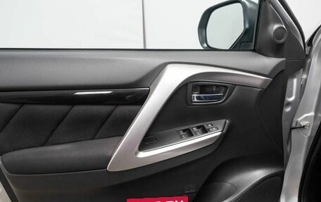 Mitsubishi Pajero Sport III рестайлинг, 2020 год, 3 300 000 рублей, 5 фотография