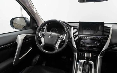 Mitsubishi Pajero Sport III рестайлинг, 2020 год, 3 300 000 рублей, 7 фотография