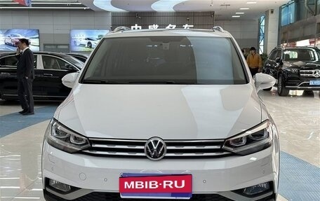 Volkswagen Touran III, 2021 год, 2 615 000 рублей, 2 фотография