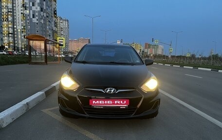 Hyundai Solaris II рестайлинг, 2012 год, 880 000 рублей, 2 фотография