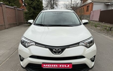 Toyota RAV4, 2017 год, 3 090 000 рублей, 2 фотография