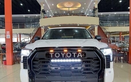 Toyota Tundra, 2023 год, 10 100 000 рублей, 2 фотография