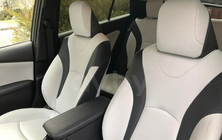 Toyota Prius IV XW50, 2017 год, 2 500 000 рублей, 3 фотография