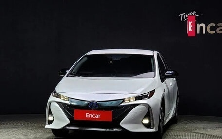 Toyota Prius IV XW50, 2020 год, 3 050 000 рублей, 3 фотография