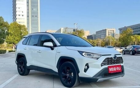Toyota RAV4, 2020 год, 3 300 000 рублей, 2 фотография