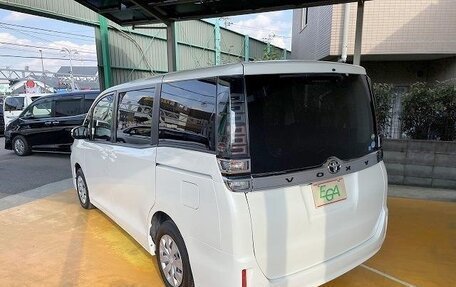 Toyota Voxy III, 2019 год, 2 096 000 рублей, 6 фотография