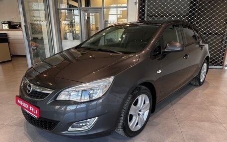 Opel Astra J, 2011 год, 940 000 рублей, 2 фотография