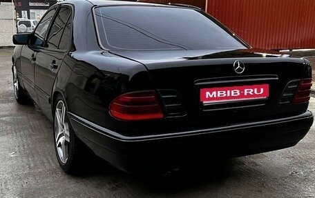 Mercedes-Benz E-Класс, 1998 год, 540 000 рублей, 4 фотография