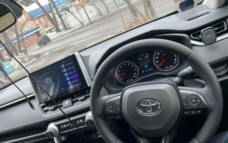 Toyota RAV4, 2019 год, 3 330 000 рублей, 2 фотография