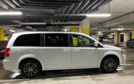 Dodge Caravan V, 2018 год, 2 430 000 рублей, 3 фотография