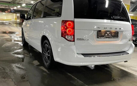 Dodge Caravan V, 2018 год, 2 430 000 рублей, 4 фотография