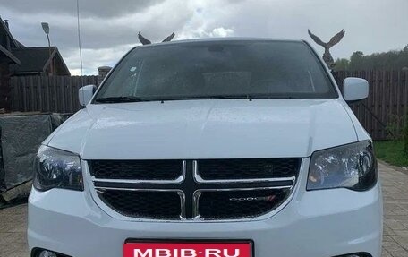 Dodge Caravan V, 2018 год, 2 430 000 рублей, 6 фотография