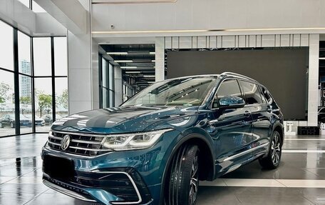Volkswagen Tiguan II, 2021 год, 3 765 000 рублей, 3 фотография